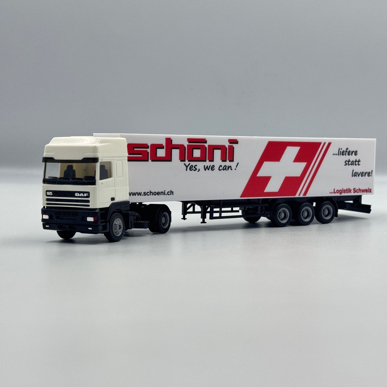 Herpa Modellini d'auto: DAF Schöni "Yes we can!" 1/87 HO – Nuovo e nell'imballaggio originale da Hochfelden venduto da aviatikboerse_top