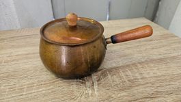 Padellino in rame con coperchio e manico in legno