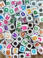 Bastelperlen Buchstaben Würfelform bunt, 200 Stück