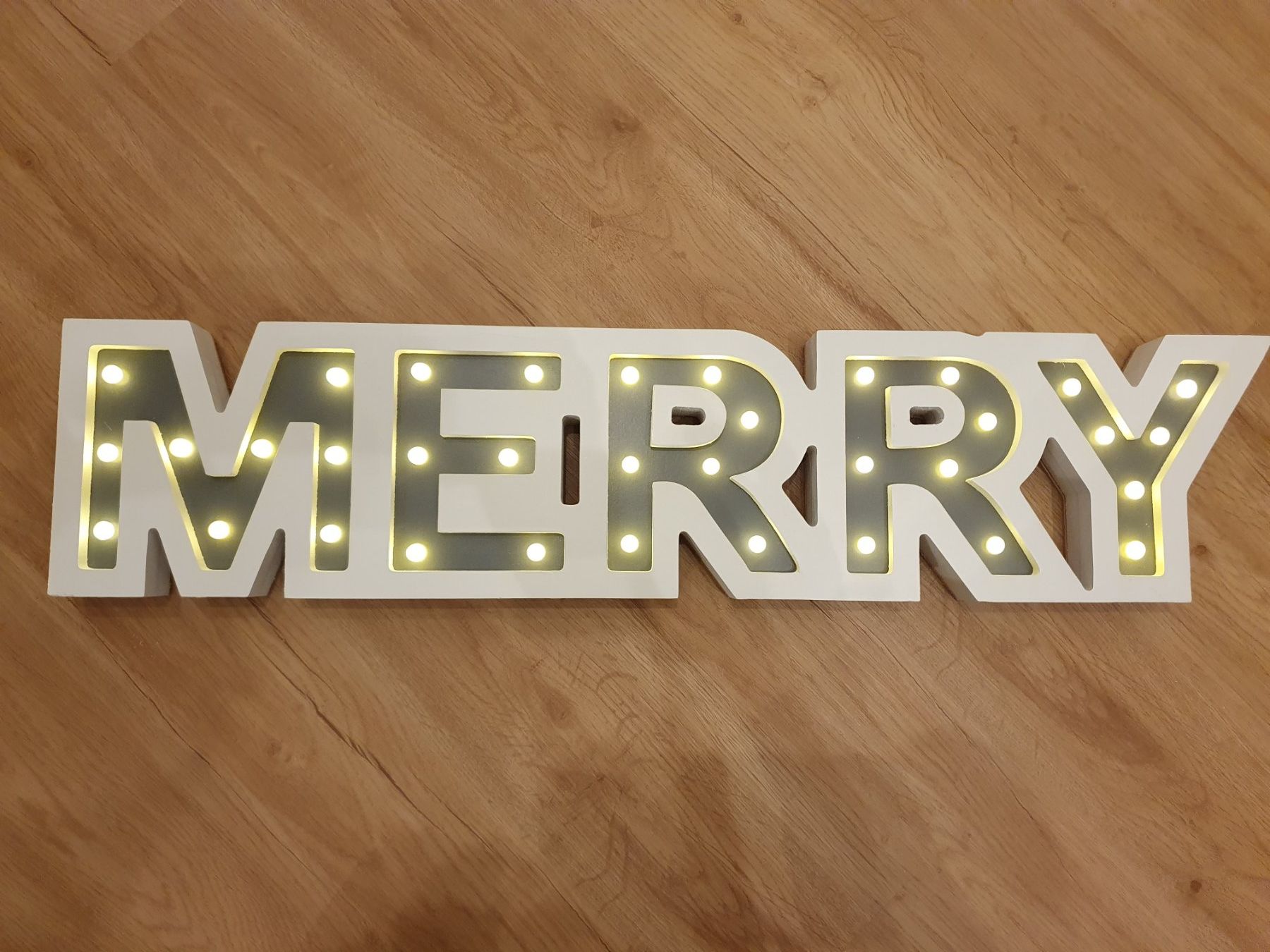 Ghirlande e barre luminose: LED Holzschriftzug MERRY warmweiss mit Batterien & Timer – Nuovo (secondo la descrizione) da Heinrichswil venduto da frankie19860