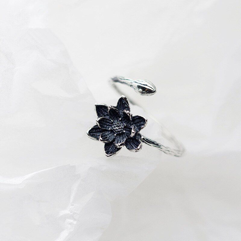 Anelli: Schwarzer Blumen Ring aus Silber – Nuovo e nell'imballaggio originale da Wil SG venduto da Veratier