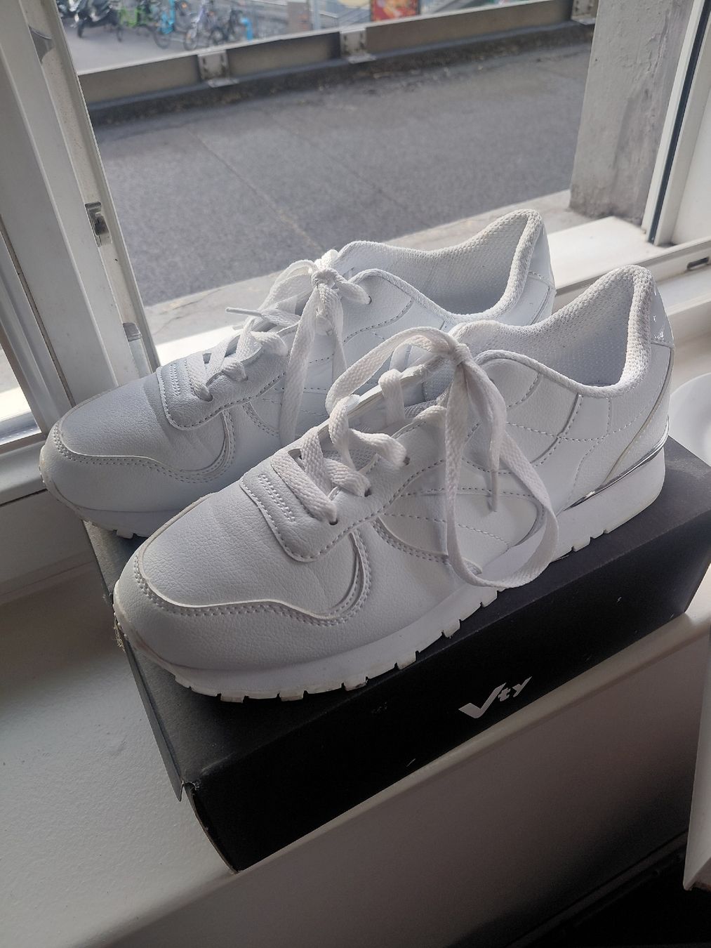 Damenschuhe: Baskets Vty blanches T40 neuves – Neu (gemäss Beschreibung) aus Montreux von san_5mgz