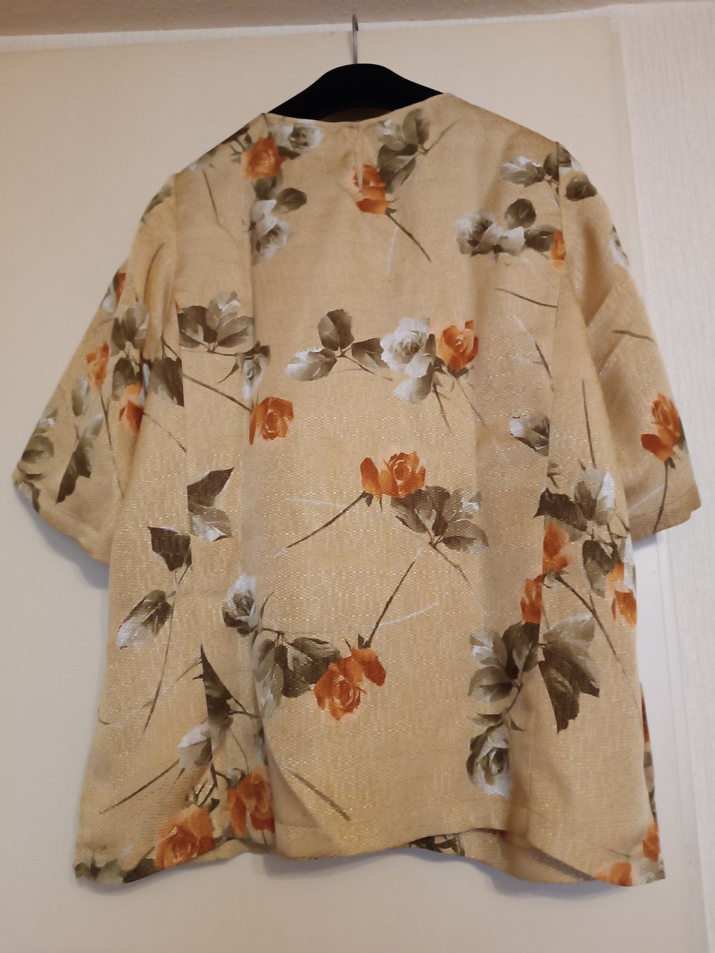 Top: Seiden Top beige mit Rosen – Nuovo (secondo la descrizione) da Horn venduto da sonjamenzi 1