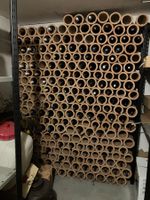 Weinregal aus Tonröhren mit vielen älteren Weinflaschen!