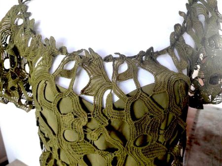 ELEGANTE SPITZEKLEID MIT UNTERROCK, GR.M, OLIVGRÜN