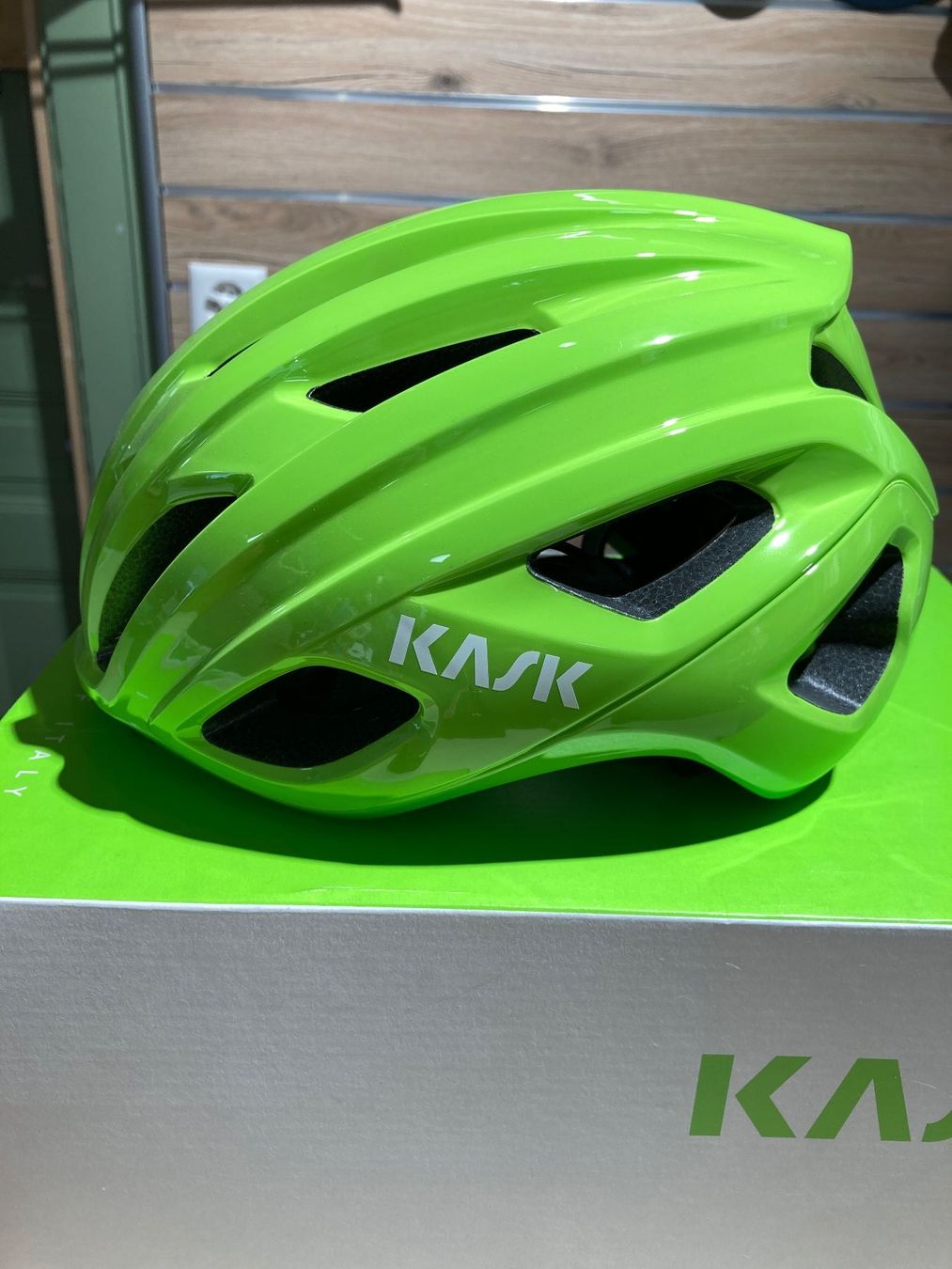 Kask Caschi: Kask Mojito 3 WG11 Helm Lime, Medium – Nuovo (secondo la descrizione) da Lauterbrunnen venduto da Imboden-Bike 1