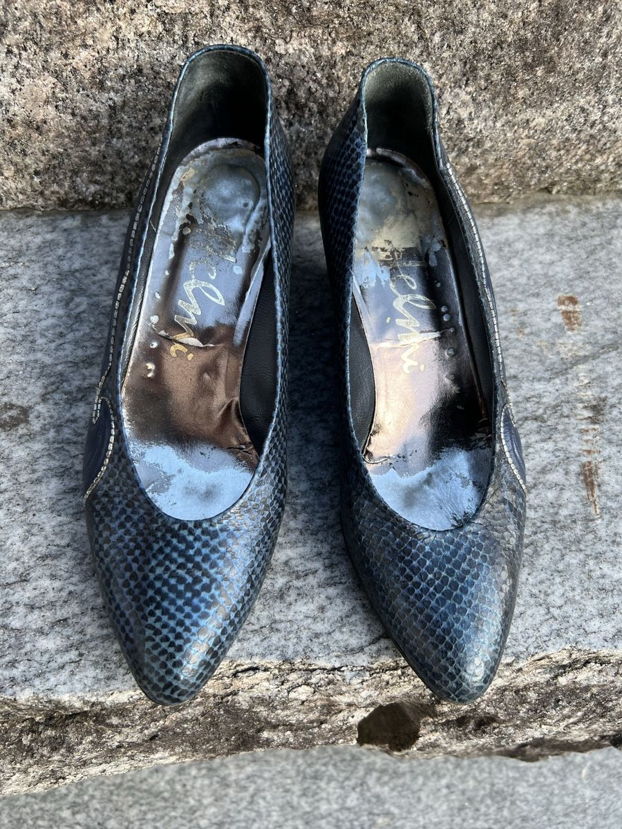 Scarpe da donna: Pumps blau Schlangenoptik Grösse 39.5 – Usato da Betschwanden venduto da Dognose