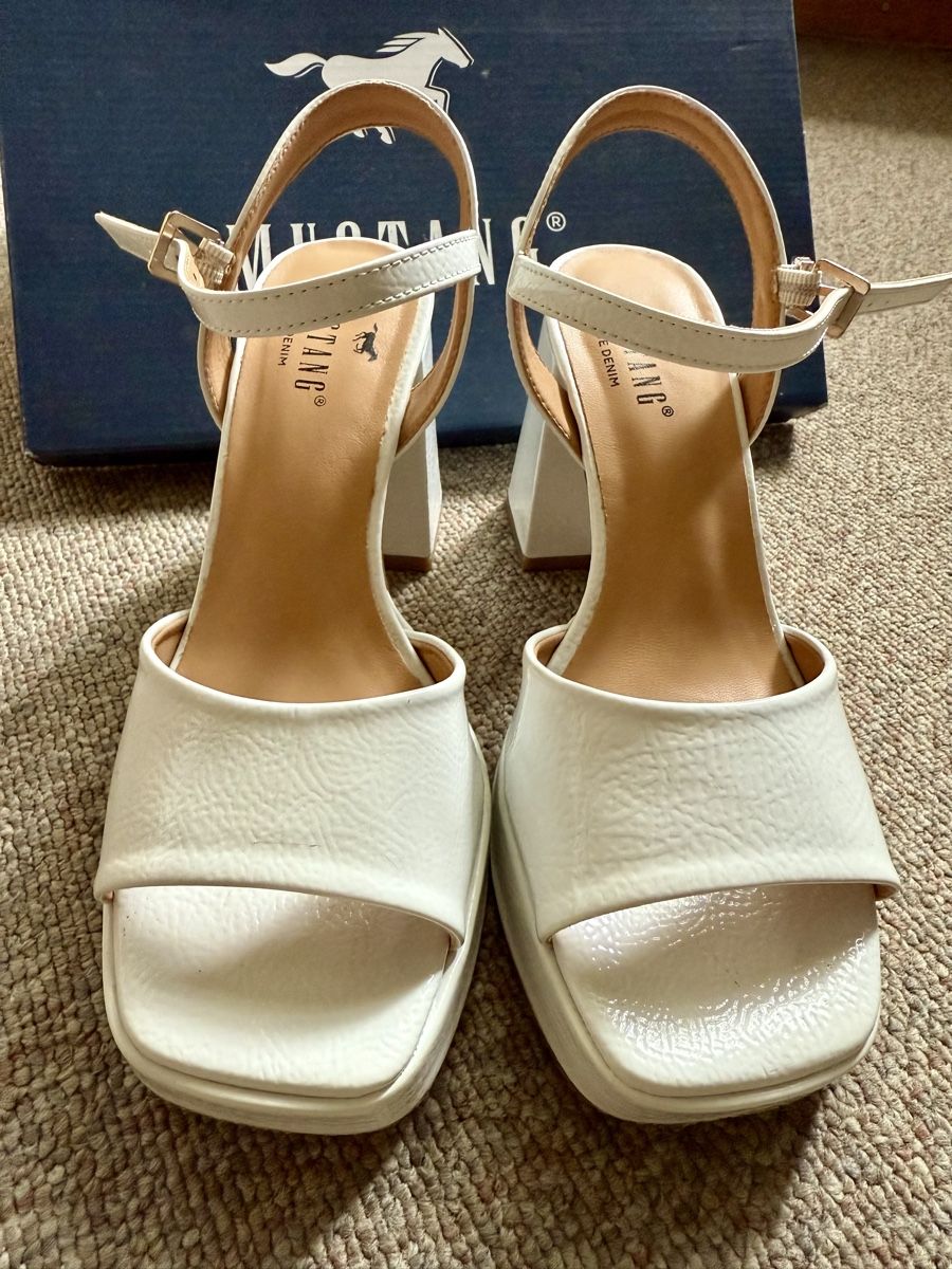 Damenschuhe: Mustang white Sandals – Gebraucht aus Bern von mas_nb2c 1