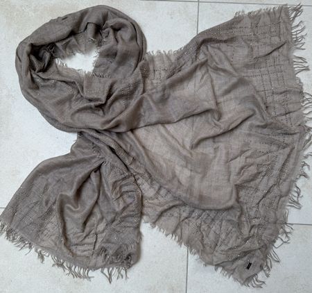 DTLM by REPEAT grosses Tuch – Taupe – Strass/Nieten