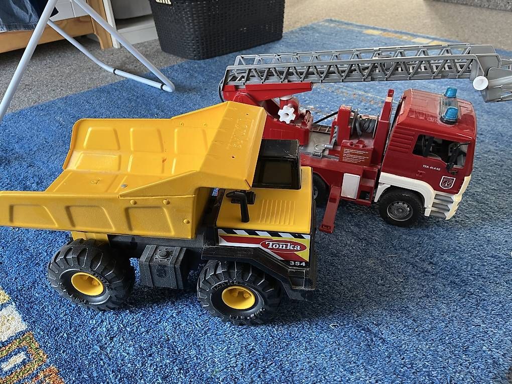 Spielzeuge: Dumper und Feuerwehrauto – Gebraucht aus Uttwil von julesonne
