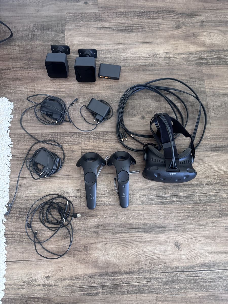 HTC VR Brille: HTC Vive VR Set – komplett mit 2 Controllern & 2 Basisstatio – Gebraucht aus Oberdiessbach von Seller1209348756