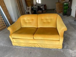 Samt Sofa senfgelb / Länge 1.65m / intakt und sehr bequem