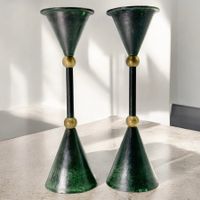 Paire de bougeoirs en laiton et bronze patine verte