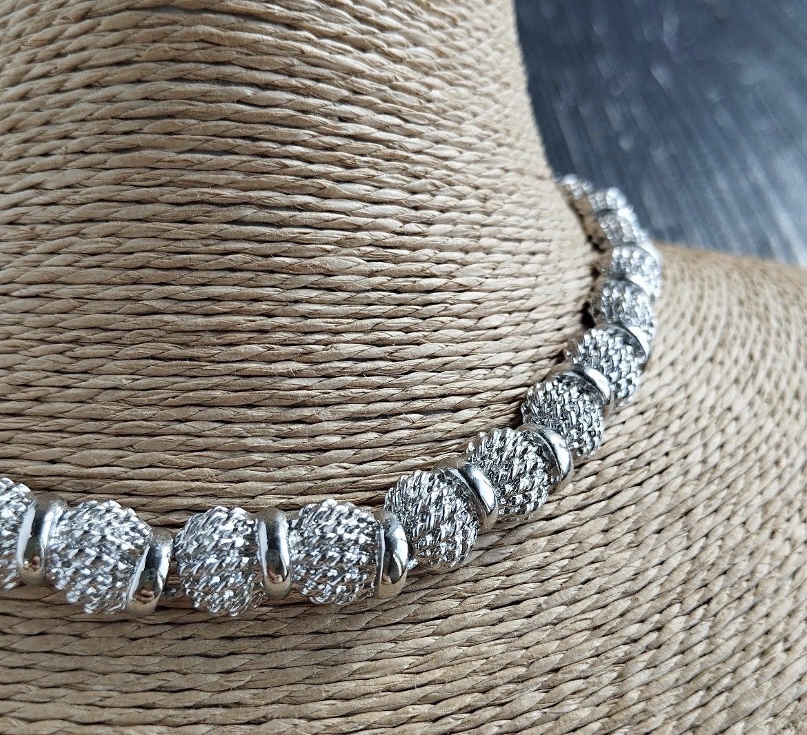 Catenine: Vintage Monet necklace in silver colour – Usato da Lucens venduto da metaD 5