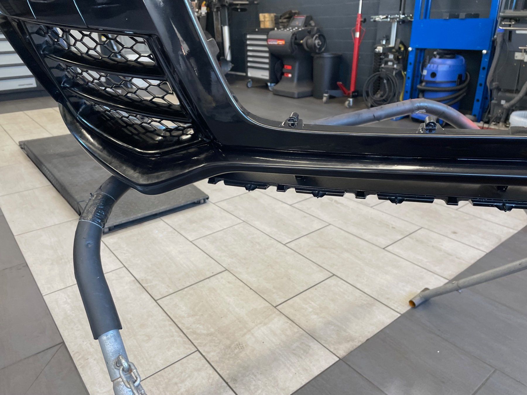 Audi Tutti pezzi di ricambio auto: Originale RS5 Frontstossstange – Usato da Adlikon b. Regensdorf venduto da Giveaways 3