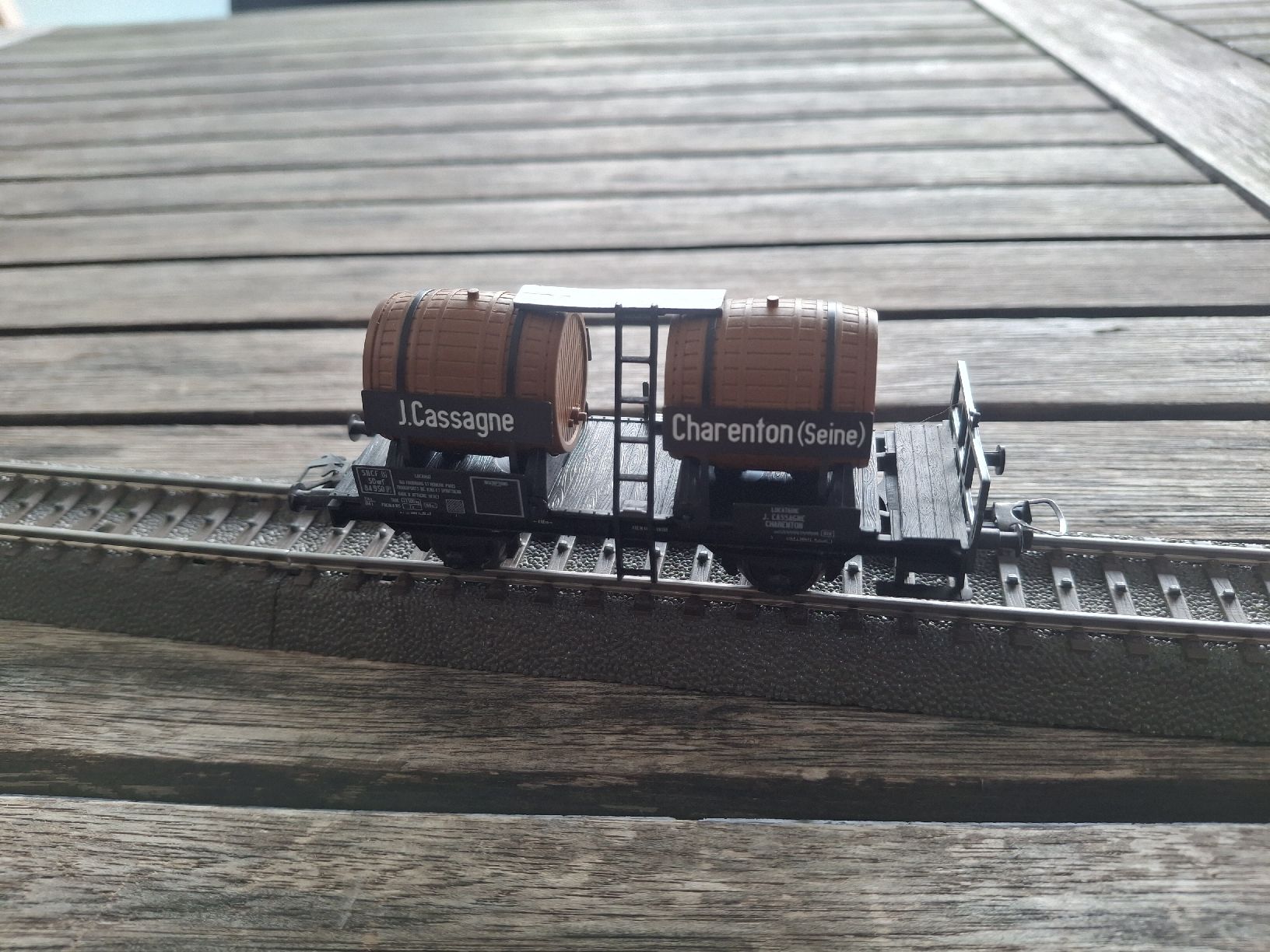 Roco Modelleisenbahnen: Modellbahn Wagen mit zwei Fässern gebraucht  – Gebraucht aus Balsthal von Koch016