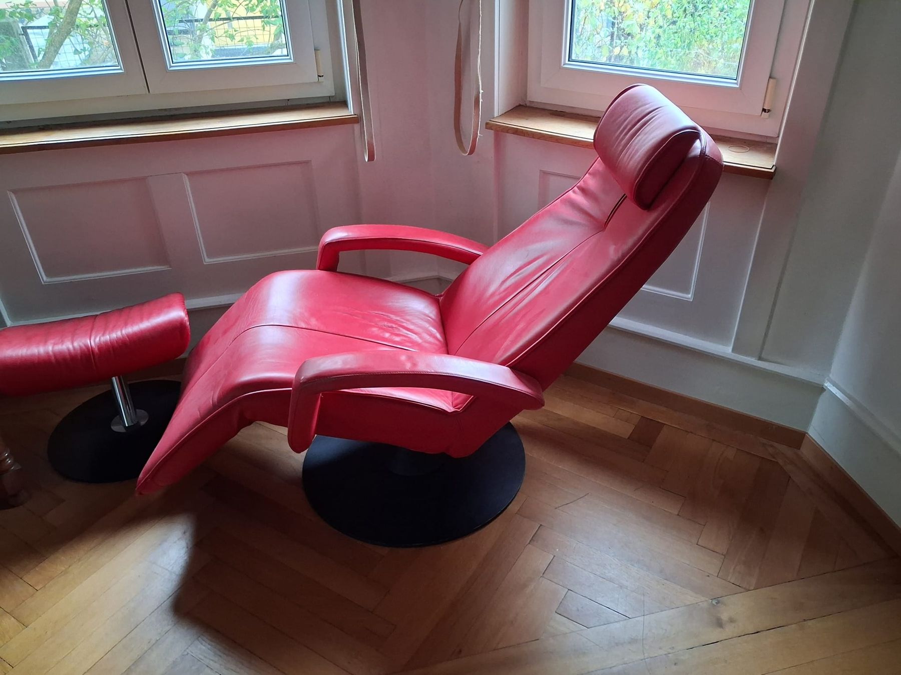 Poltrone: Fauteuil en cuir rouge – Usato da Courtételle venduto da Tamcha 3