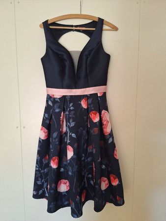 Kleid Chi Chi London dunkelblau Blumenmuster Grösse 36