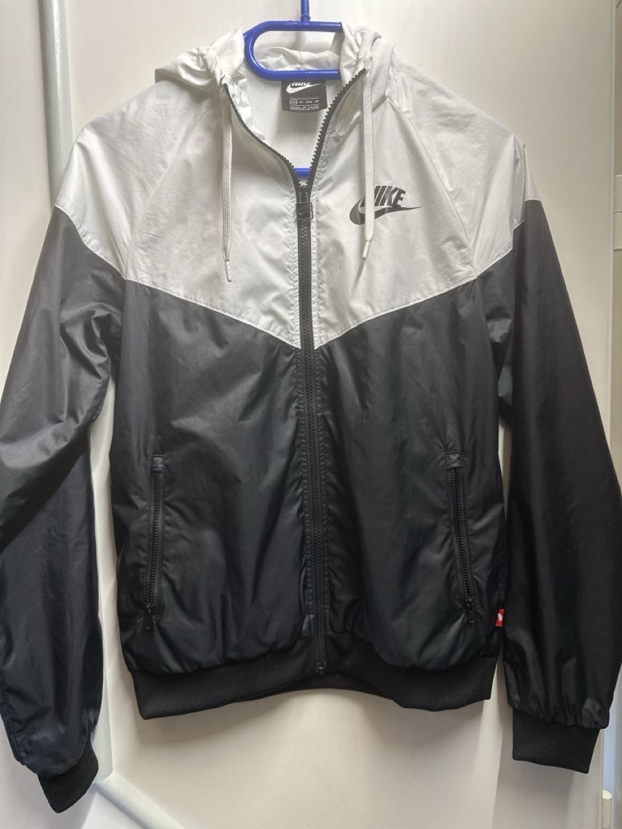 Nike Vestes: Nike Windrunner Jacke Schwarz weiss – D'occasion à Baltschieder par YmroBe