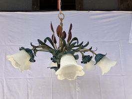 Dekorative Hängelampe im floralen, naturinspirierten Stil