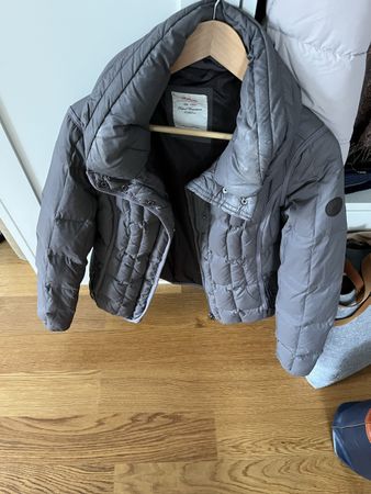 Schöne Daunen Winterjacke mit Stehkragen