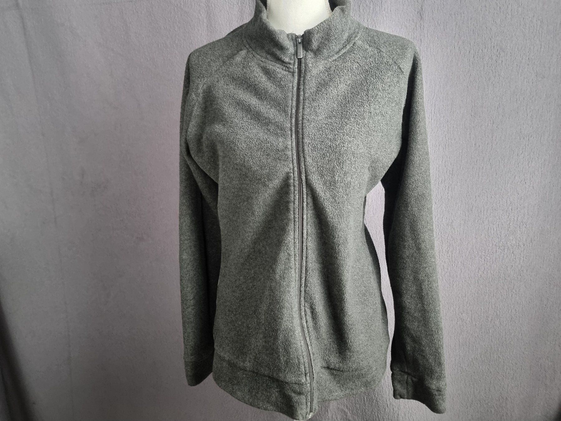 Maglioni & Felpe: Grauer Faserpelz Pullover – Usato da Urtenen-Schönbühl venduto da Restwert_Schoenbuehl