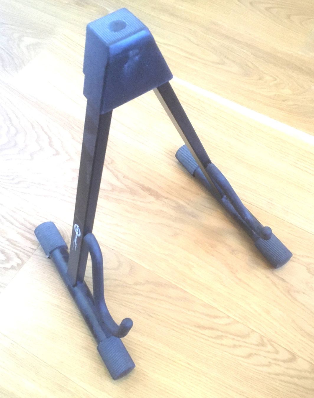 König & Meyer Supporti per strumenti musicali & leggii: König + Meyer E-Gitarren-Ständer – Usato da Zürich venduto da Derrick8 1