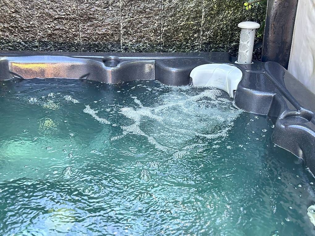 Whirlpool: Outdoor-Whirlpool 6 Plätze – Gebraucht aus Luzern von  2