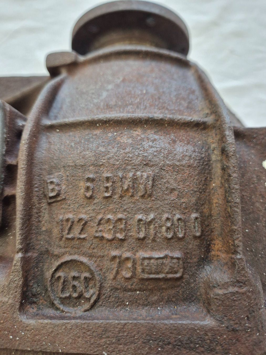 BMW Tutti pezzi di ricambio auto: BMW E12 520i Hinterachsdifferential, 3.9 : 1 Übersetzung – Usato da Bremgarten AG venduto da Osella5 6