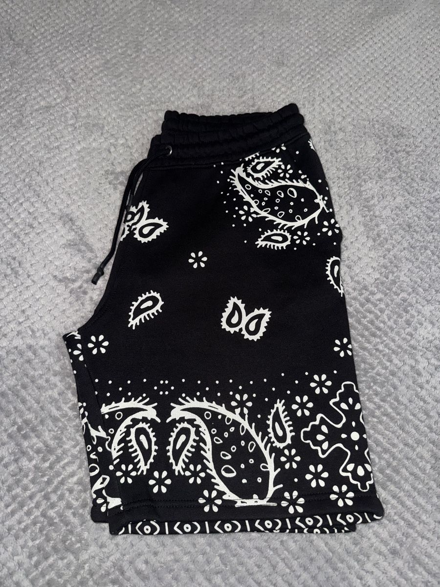 Hosen: Short noir motif – Gebraucht aus Aigle von ama_n8k2