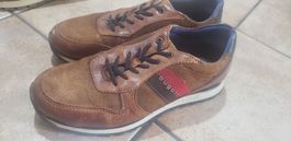 Chaussures Bugatti homme en cuir taille 42, très bon état.