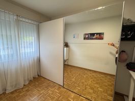 Armoire avec portes coulissantes en bon état