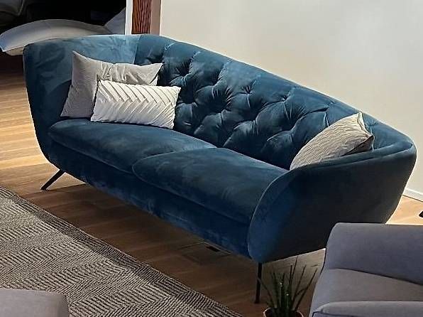 Sofas: Sofa mit Hocker Velvet wenig gebraucht – D'occasion à walchwil par Favre