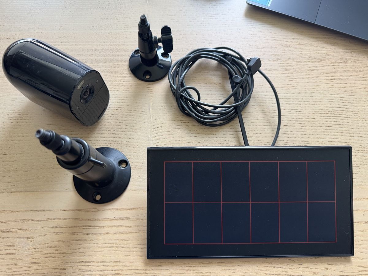 Arlo Webcam: Arlo Essential Überwachungskamera mit Solarpanel – Usato da Buonas venduto da Mikesteal
