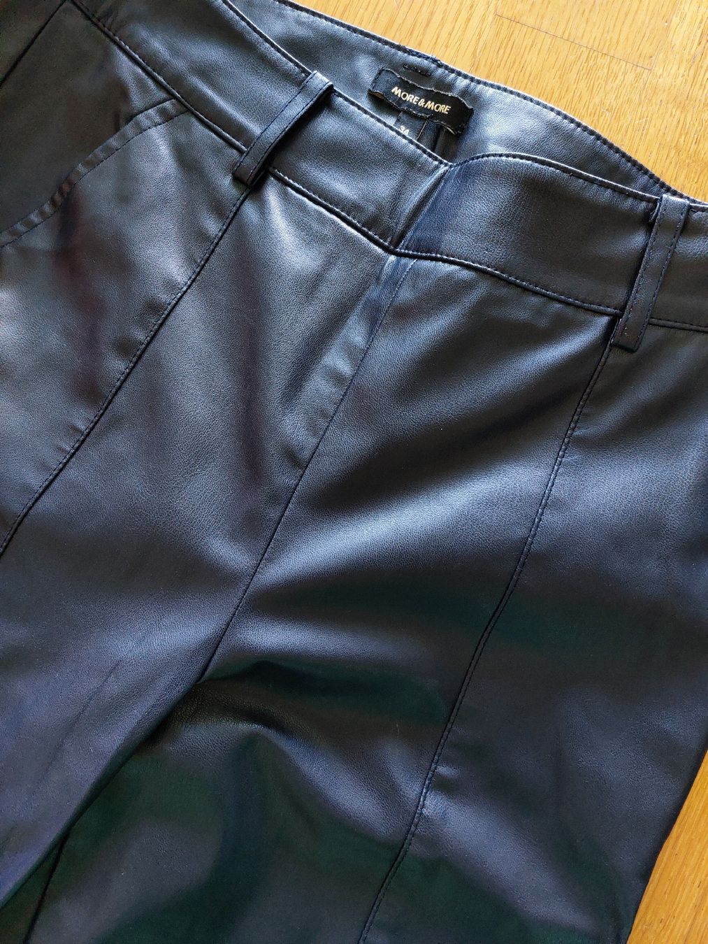 More & More Pantaloni: Kunstleder-Hose dunkelblau Gr. 34/36 – Usato da Horgen venduto da prinza 1