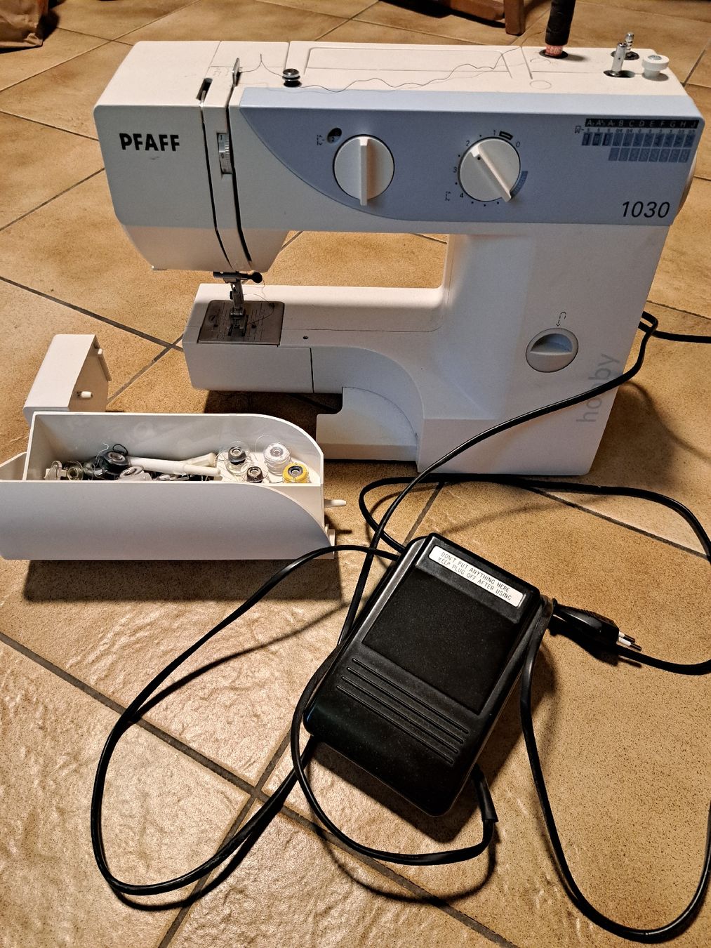 Pfaff Macchine da cucire: Nähmaschine Pfaff hobby 1030 – Usato da Oensingen venduto da leahjive
