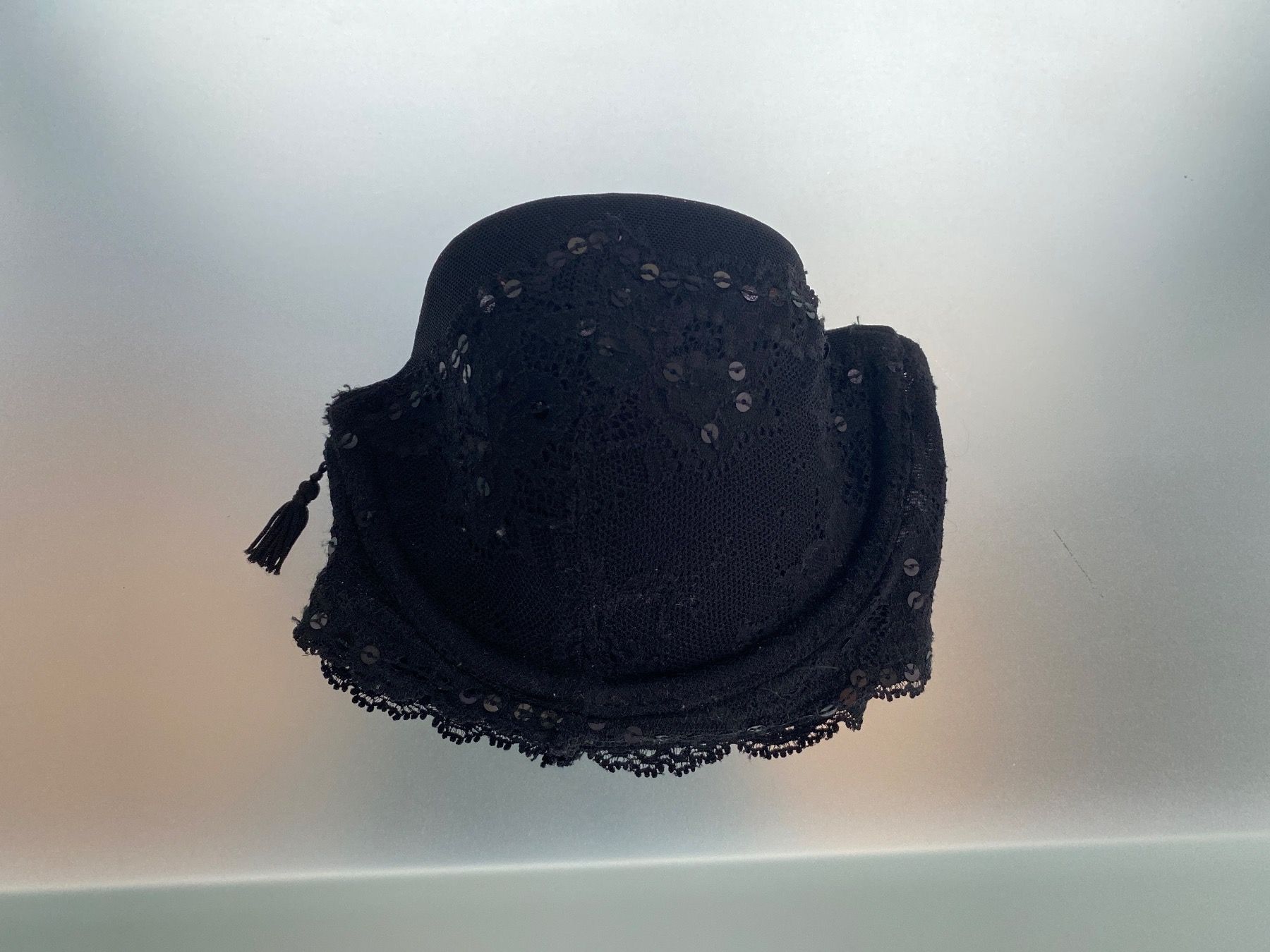 H&M Altra biancheria intima: H&M BH mit schwarzen Pailletten / 75B – Usato da St. Niklausen LU venduto da Sundy01