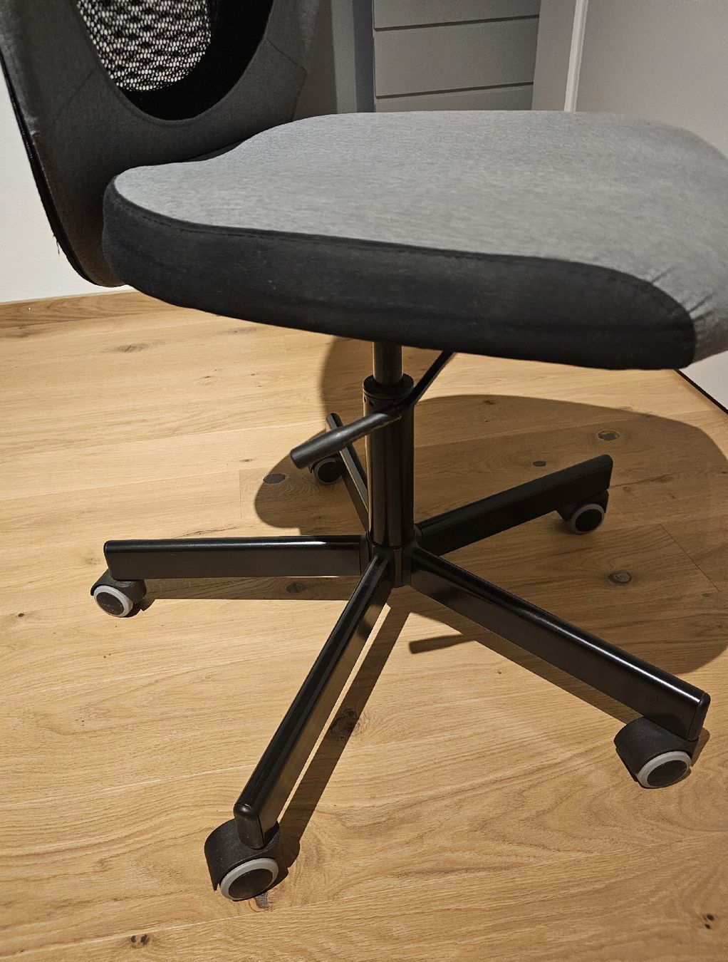 Stühle: Grey Office Chair with Mesh Back – Excelle condition  – Gebraucht aus Ostermundigen von gar_lv2x 2