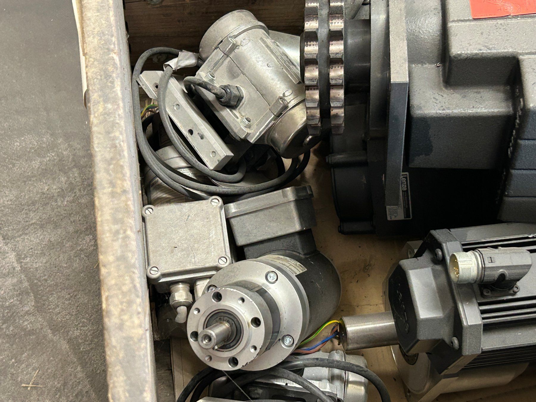 Motoren: Grosser Posten Servo Motore - Elektromotore – Gebraucht aus Zofingen von Maschinenfabrik 3