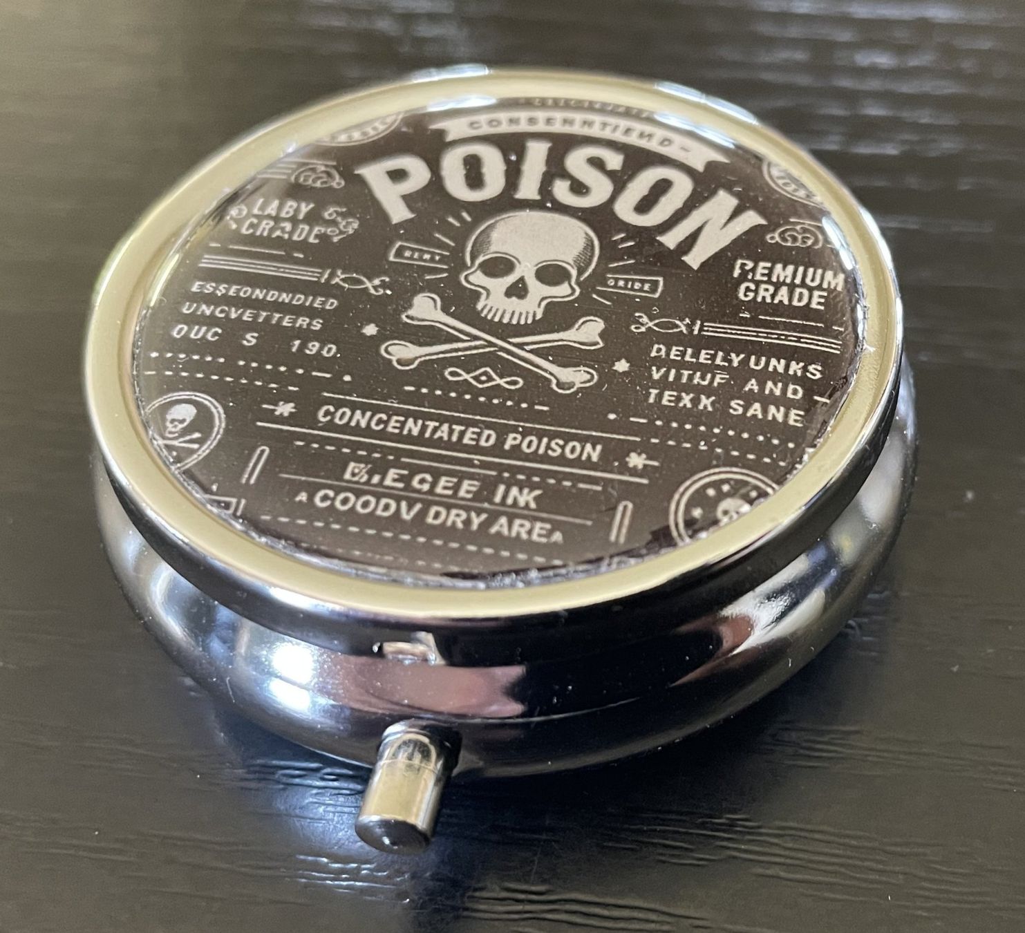 Contenitori & Simili: Blechdose Dose Behälter POISON Pillendose Springdeckel – Usato da Oftringen venduto da allesmeins