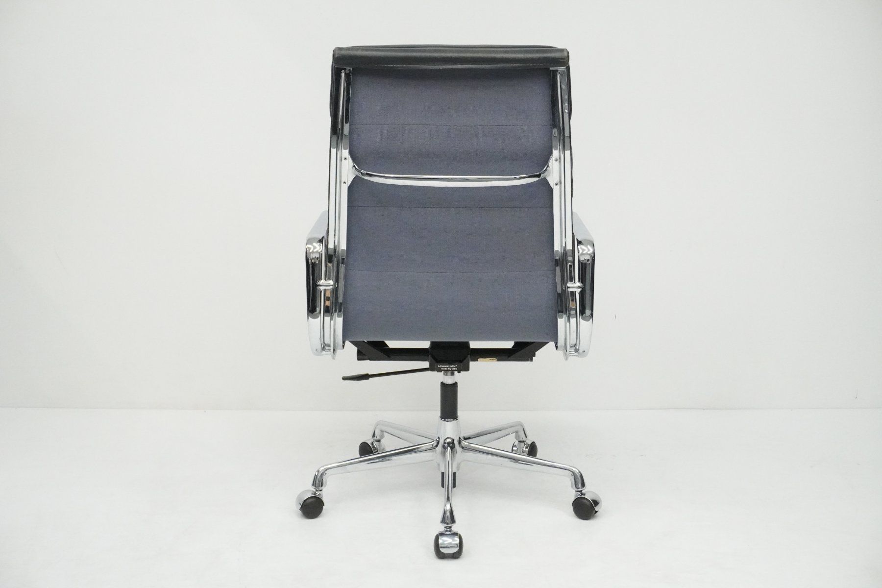 Vitra Sedie: Vitra Eames Soft Pad EA219 dunkelblau 1984 Designklassiker – Usato da Bad Zurzach venduto da QLASSIQ 5
