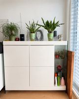 Weisse Kommode mit Glaselement – CHF 5.–