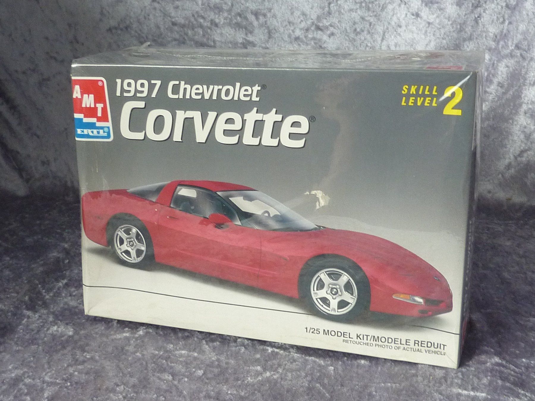 AMT/ERTL Modellautos: Chevrolet Corvette C5 1997  1:25 – Neu und originalverpackt aus Dürrenäsch von modellautos4you