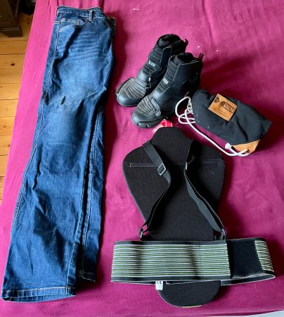 Motorradbekleidung Set: Jeans(32/34), Stiefel, Rückenprot...
