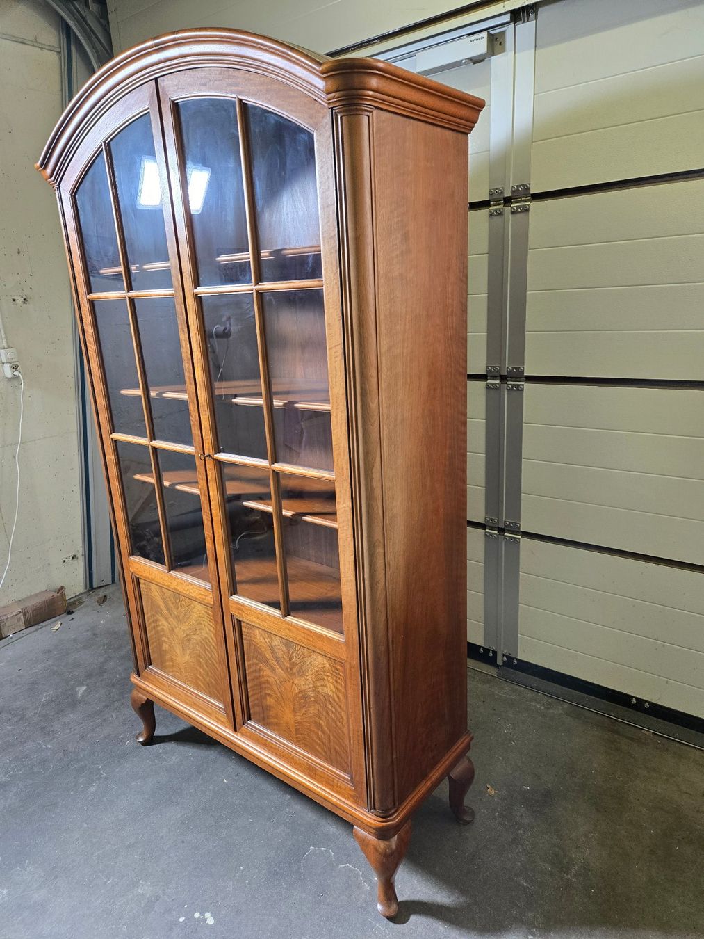 Vitrinen: Vitrinenschrank aus Holz – Gebraucht aus Schleinikon von Swiss1930 1