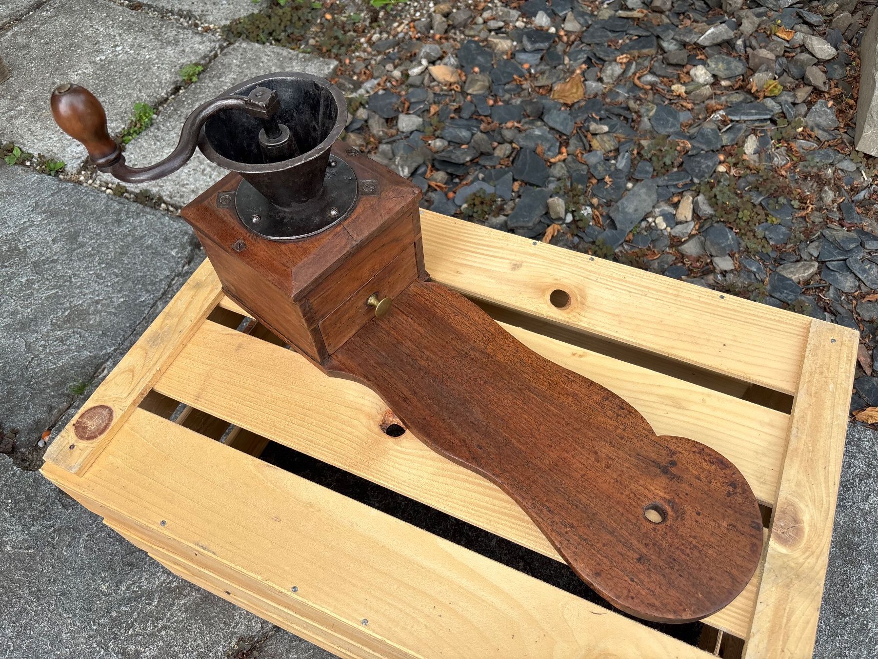 Kaffeemaschinen & Espressomaschinen: schöne antike Kaffeemühle mit Sitzbrett – Gebraucht aus Feldbach von Olive1 1