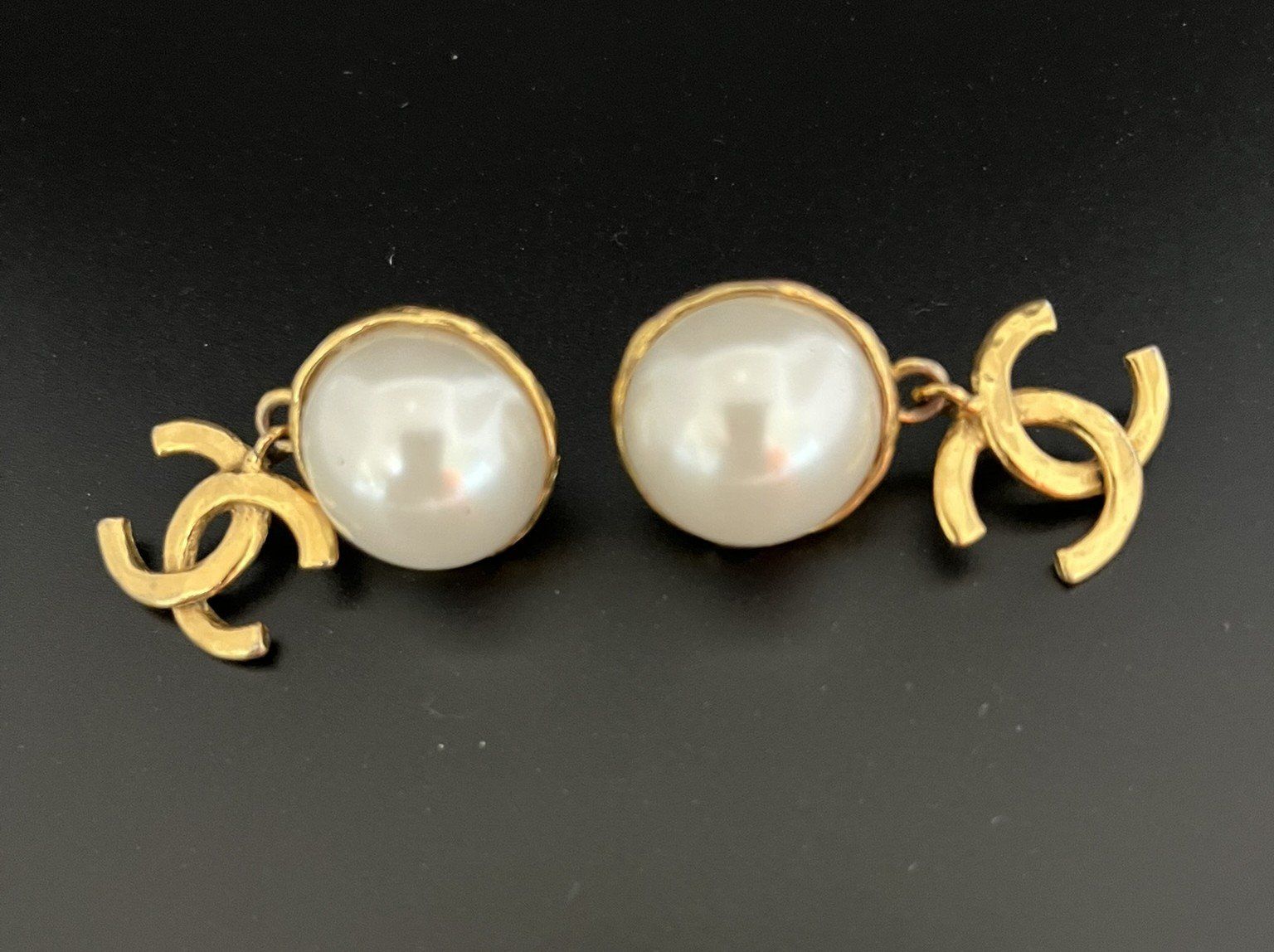 Chanel Boucles d'oreille: Chanel Ohrclips perlmutt – D'occasion à Wettswil par PeterVoArosa