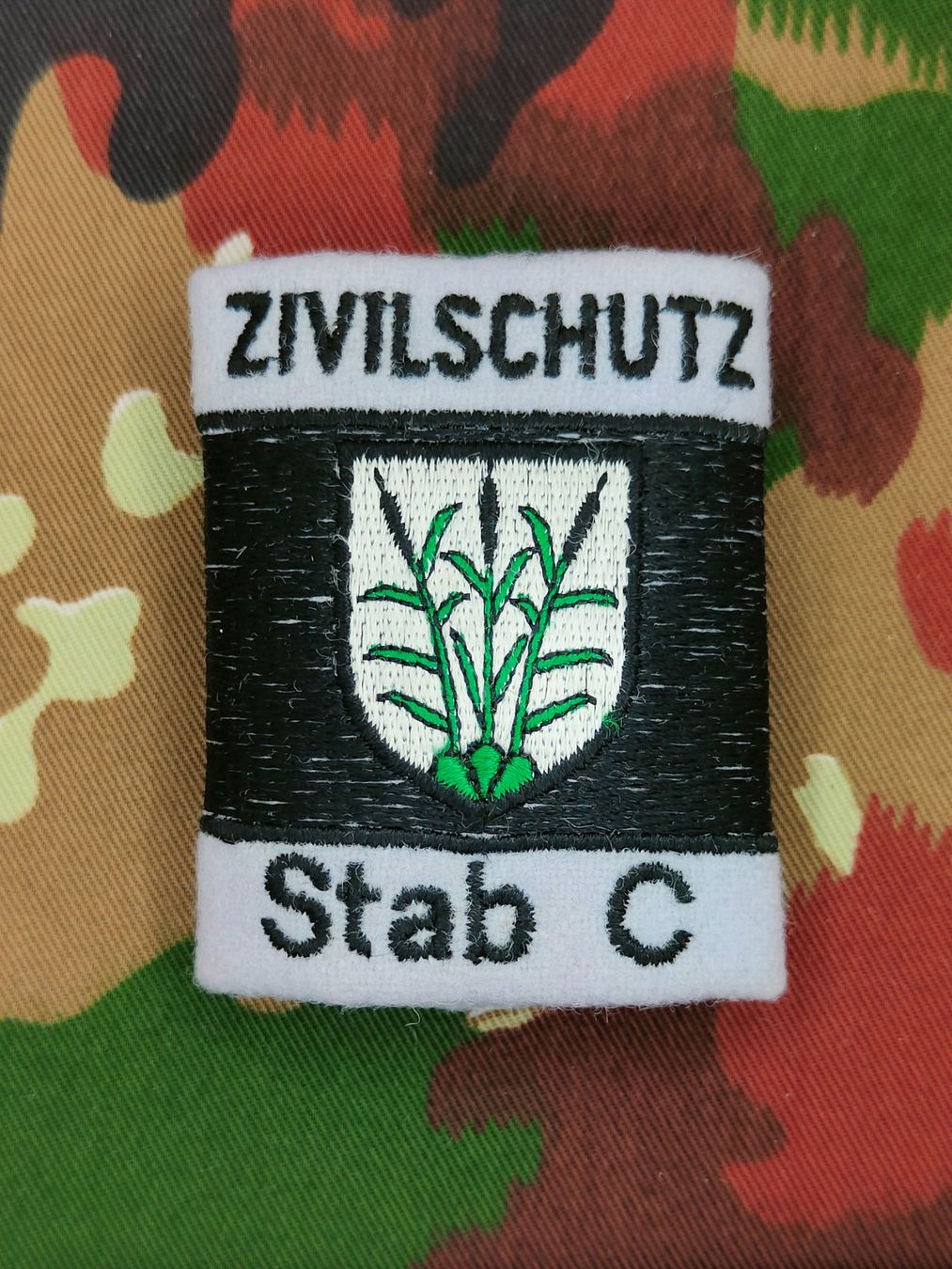 Placchette & Badge: Schulterpatte ZIVILSCHUTZ Stab C – Usato da Bauma venduto da SwissMilitaria