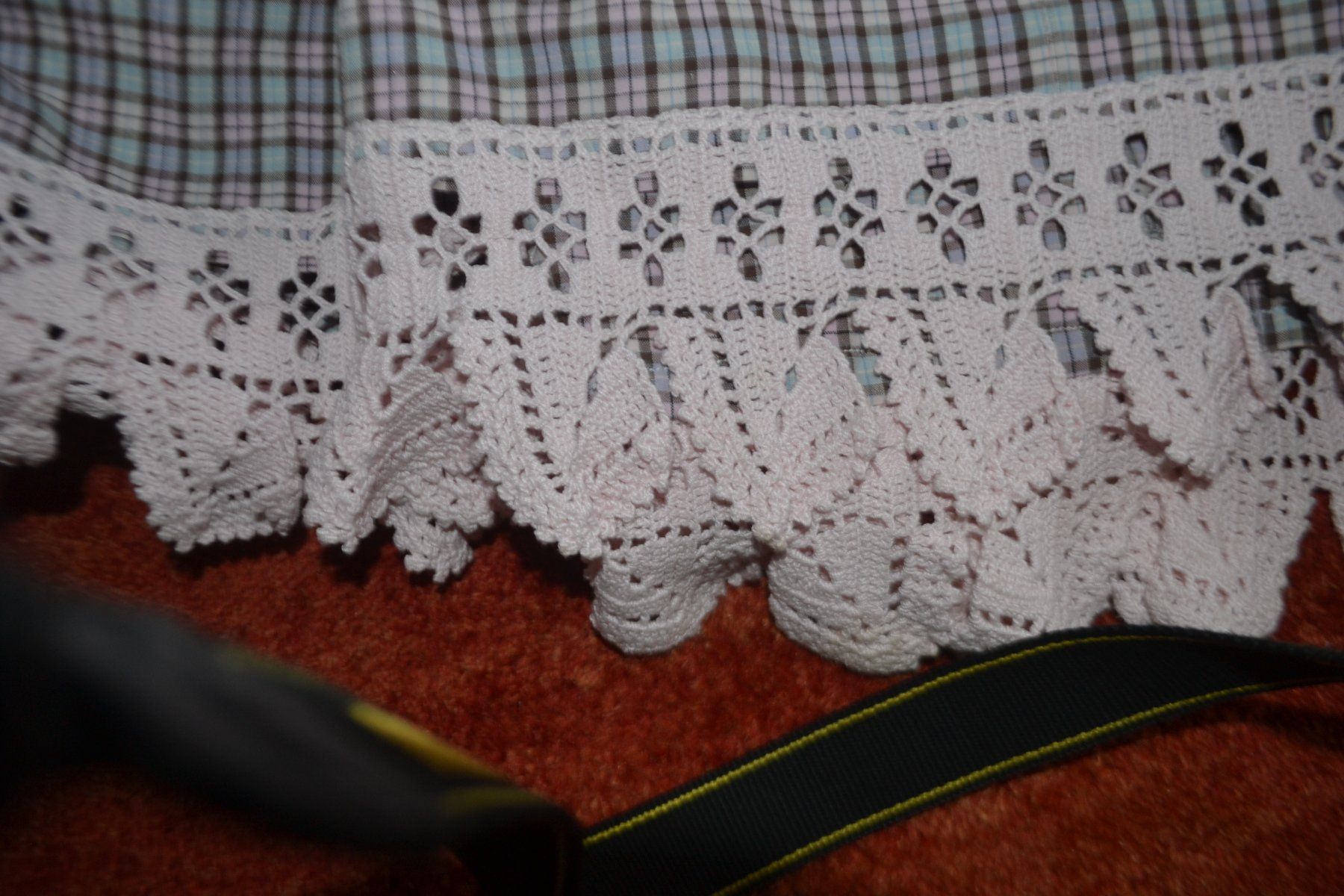 Vestiti: Dirndl gr.40, Handgehäkelte Spitzenboduere – Usato da Laupen ZH venduto da chefdom 5