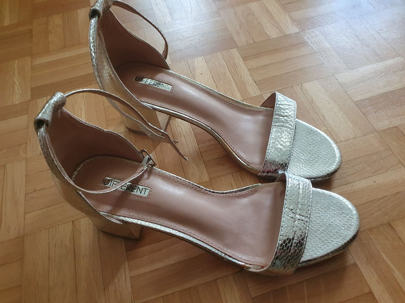Damenschuhe: Damenschuhe Silber Grösse 40 Lederimitat  – Gebraucht aus St.Gallen von Avena135